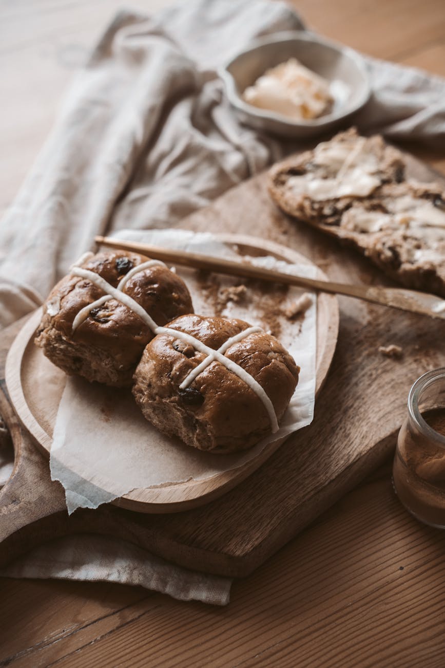 brown bread buns on wooden plate